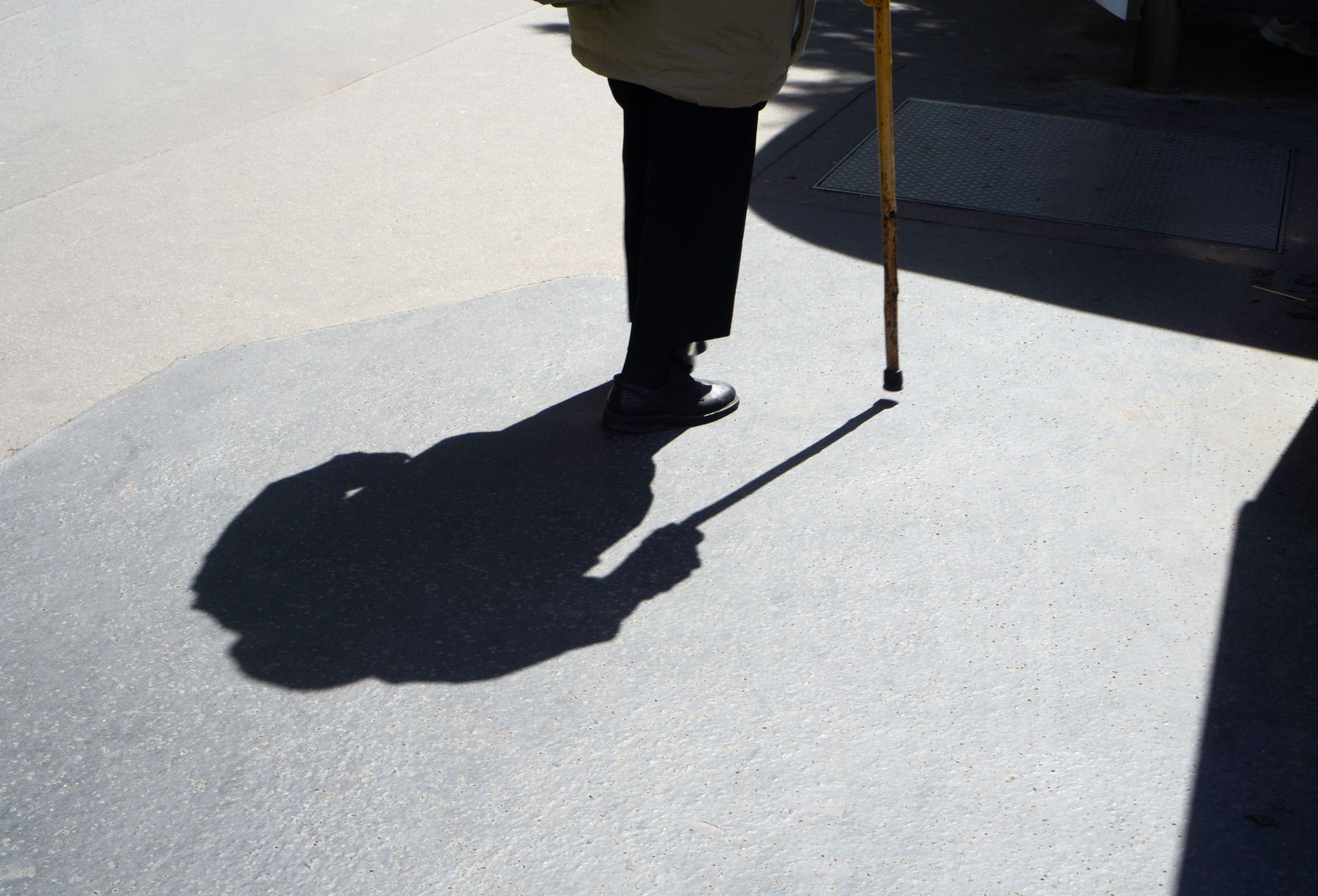 Prevención de caídas en casa para mayores: uso de bastón