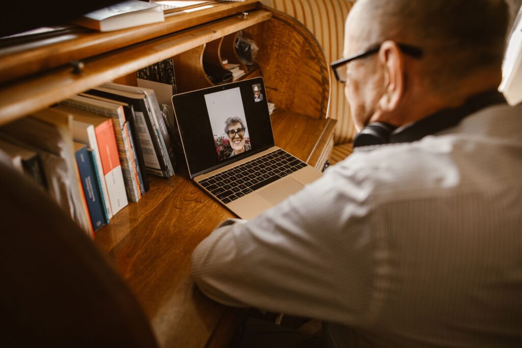 enseñar videollamadas a un mayor