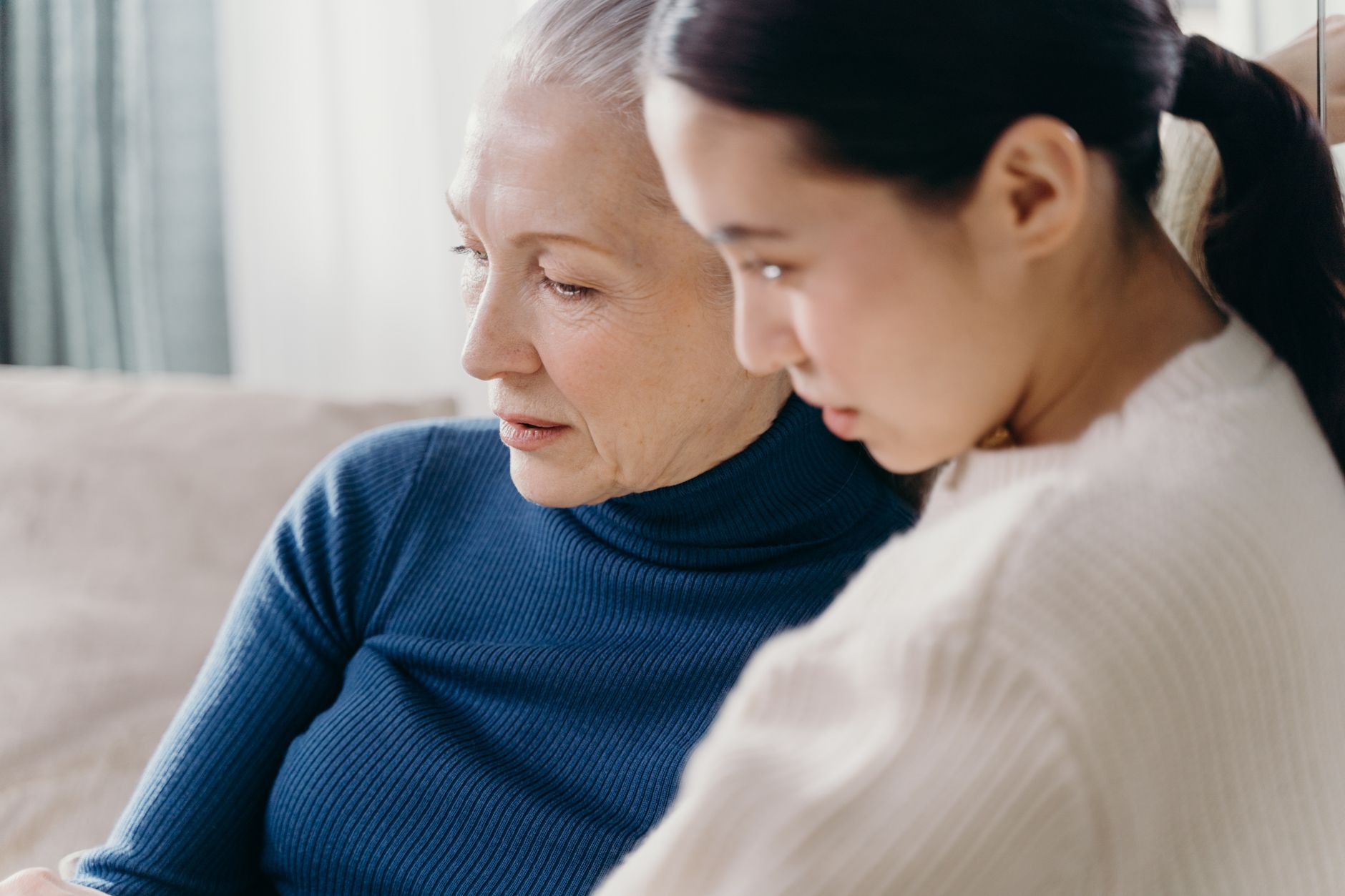 Hija cuidando familiar con Alzheimer en casa junto a su madre