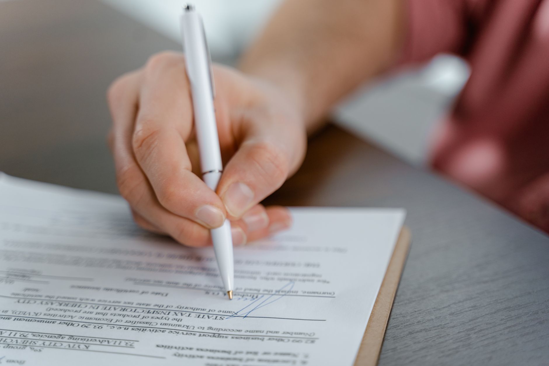Firma del contrato de un cuidador interno 24 horas