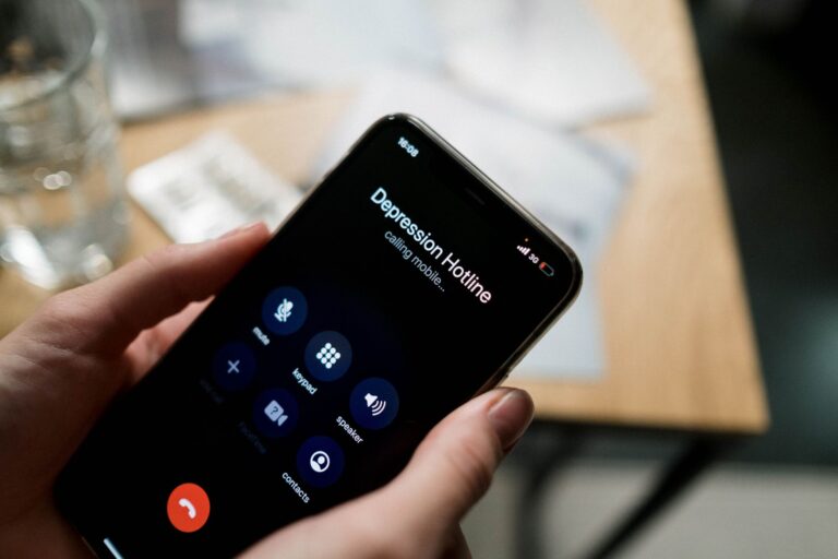 Teléfonos Gratuitos Contra la Soledad en Mayores: Dónde Llamar