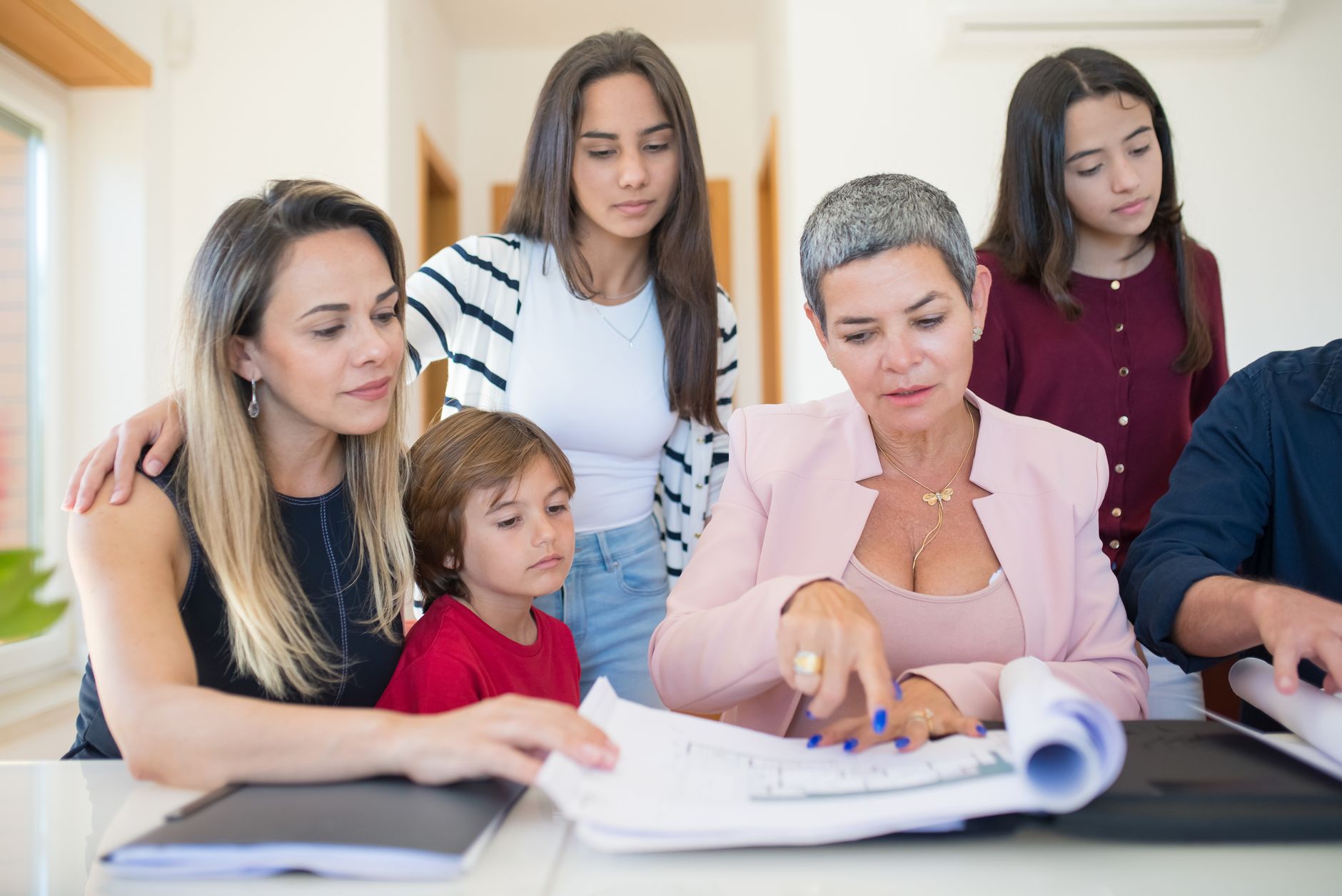 Familia comprobando si tiene derecho a la Ley de Dependencia