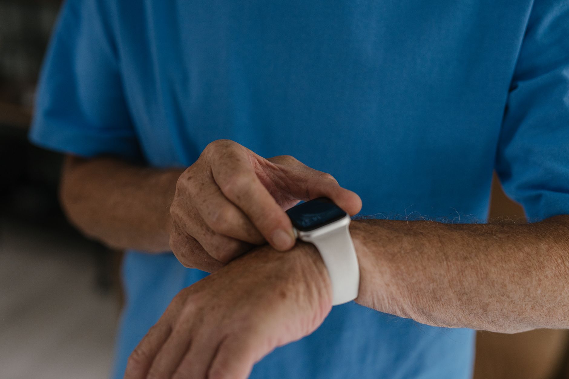 Relojes con detección de caídas para mayores: uso diario