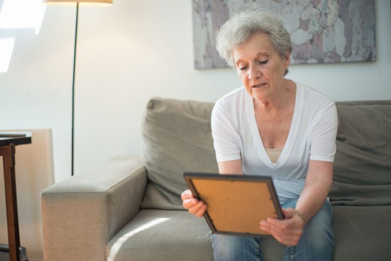 Cuidar a un familiar con Alzheimer en casa: ayudas y recursos en Madrid