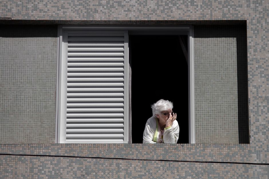 Pareja de personas mayores revisando documentos y papeles del alquiler en su vivienda