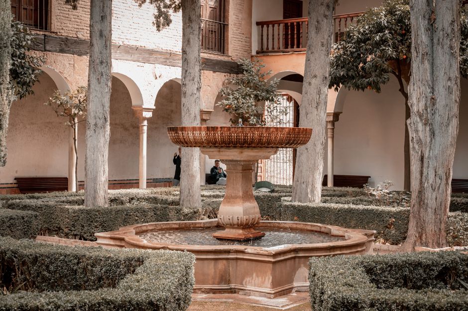 Persona mayor en un patio andaluz, referente a las ayudas de dependencia en Andalucia