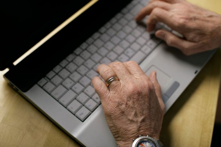 Primeros Sintomas de Parkinson en Mayores: Guia para Detectarlos a Tiempo