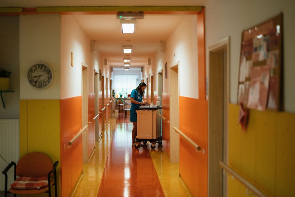 Pasillo de una residencia de mayores luminosa y acogedora