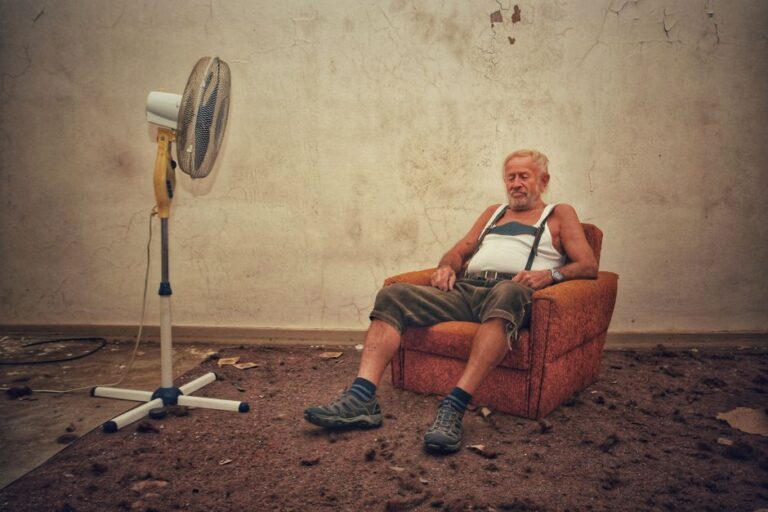 Calor en las Residencias de Mayores: Qué Protocolos son Obligatorios y Qué Puedes Exigir