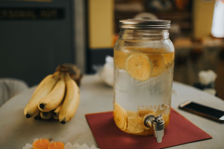 Fruta fresca y agua sobre una mesa para ayudar a la hidratacion en verano