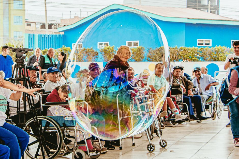 Personas mayores participando en actividades en un centro de día