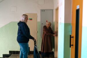 Cuidadora familiar atendiendo a una persona mayor dependiente en La Rioja