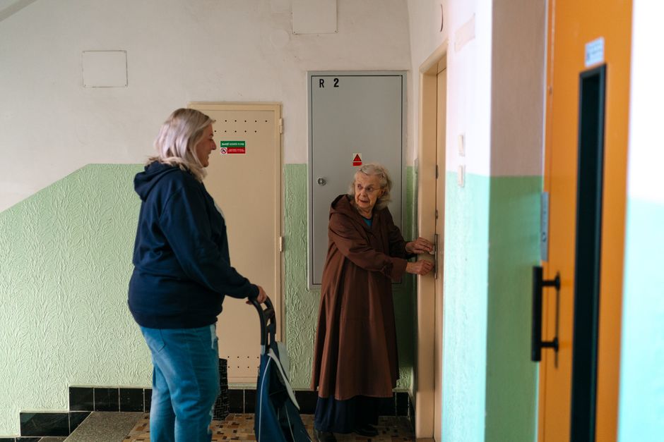 Cuidadora familiar atendiendo a una persona mayor dependiente en La Rioja