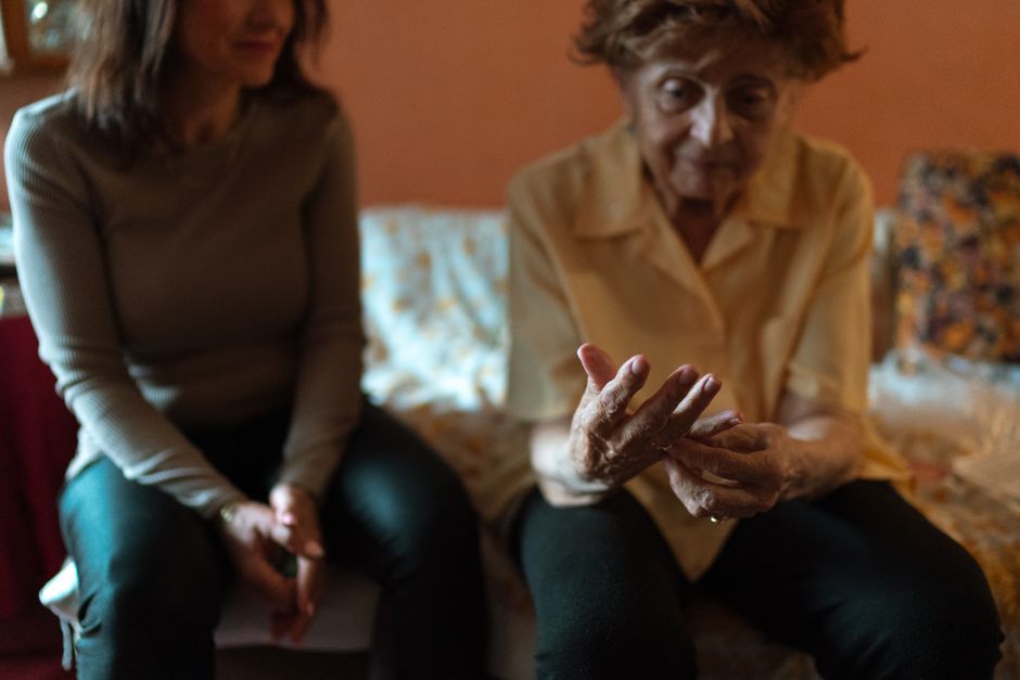 Cuidadora acompanando a una persona mayor en su domicilio en Galicia