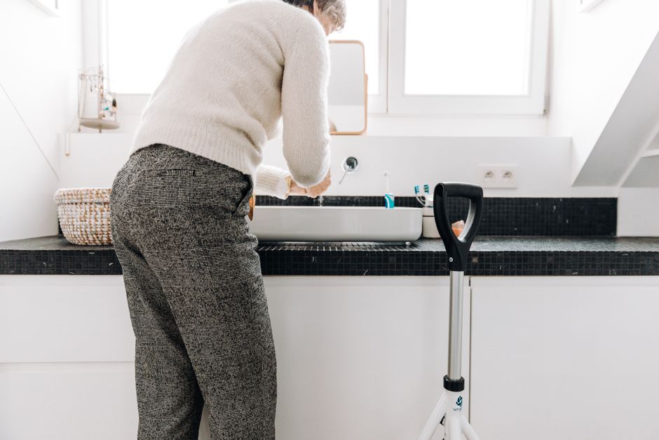 Persona mayor en el baño de casa adaptado para su cuidado