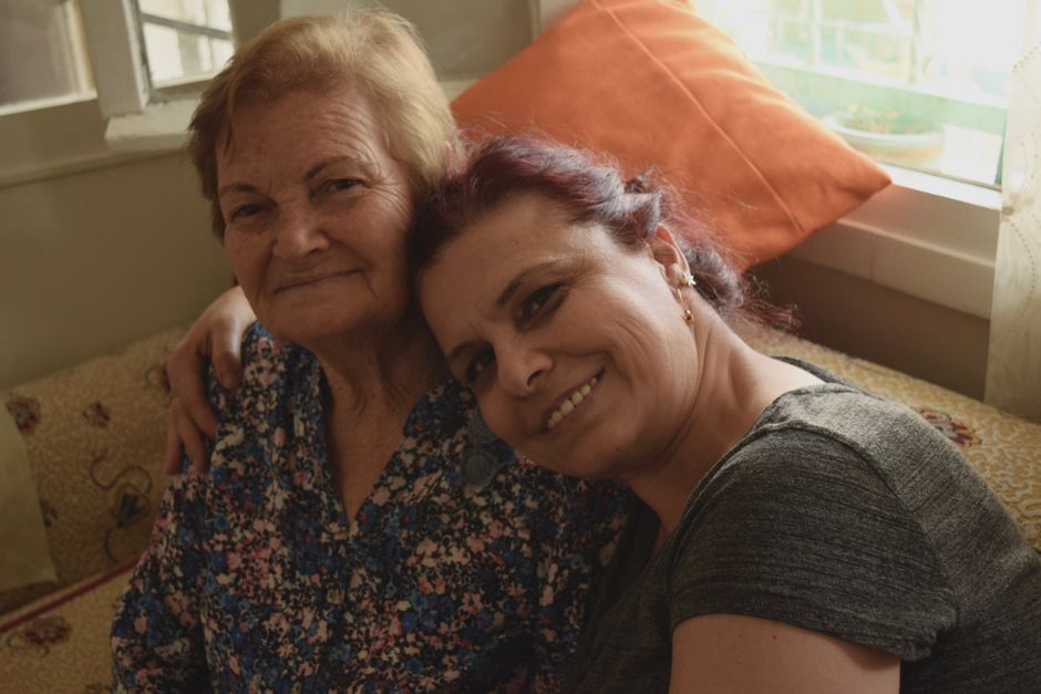 Cuidadora familiar atendiendo a una persona mayor dependiente en Asturias