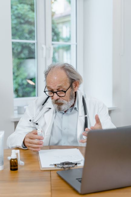 Demencia Senil o Alzheimer: 5 Diferencias que Cambian el Tipo de Cuidado