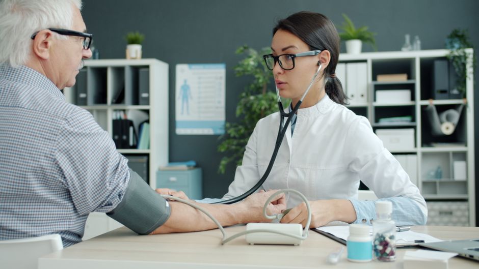 Medico revisa la tension arterial a una persona mayor con insuficiencia cardiaca