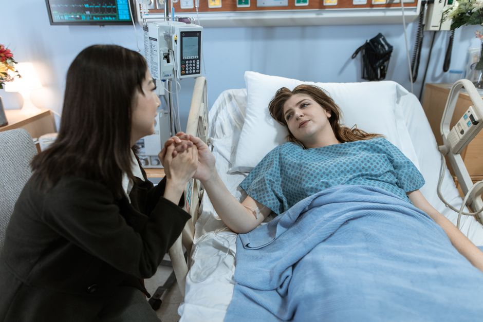 Familiar acompañando a una persona mayor confusa en el hospital