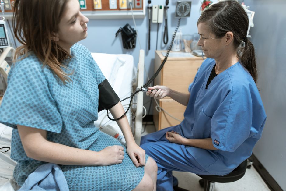 Revision de la piel de una persona mayor para prevenir ulceras por presion
