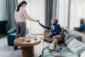Cuidadora no profesional atendiendo a su madre en casa