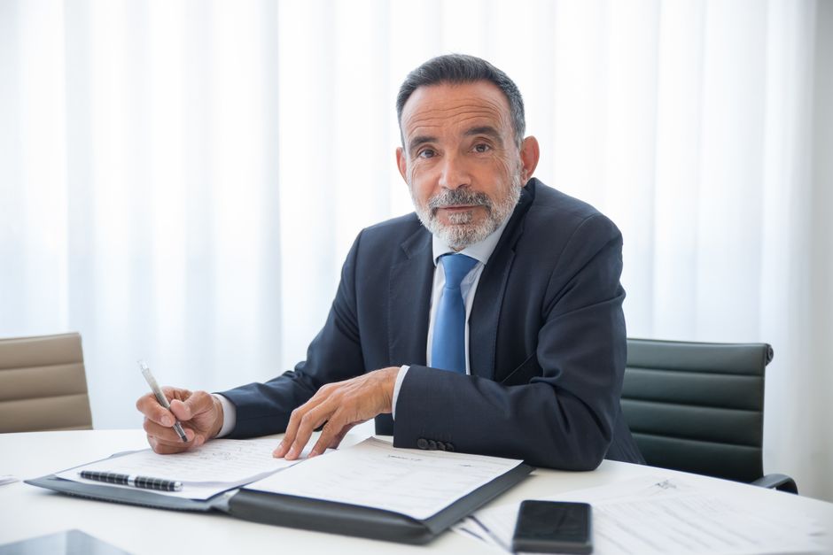 Persona revisando la documentacion necesaria para solicitar la dependencia en Galicia