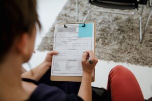 Persona rellenando la solicitud del certificado de discapacidad