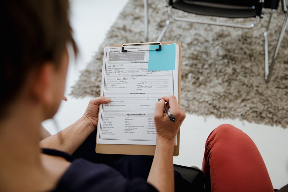 Persona rellenando la solicitud del certificado de discapacidad
