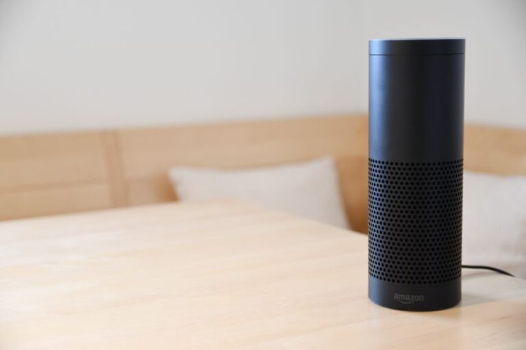 Asistentes de Voz para Mayores: Cómo Configurar Alexa o Google Home para Ganar Autonomía en Casa