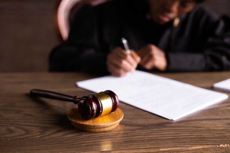 Curatela en España: Qué Es y Cómo Sustituye a la Incapacitación