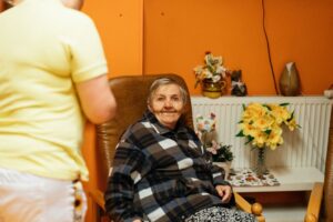 Persona mayor acompanada en una residencia en Cantabria