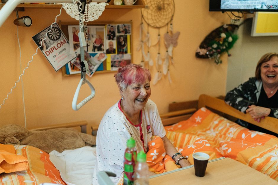 Persona mayor sonriendo en una residencia de mayores