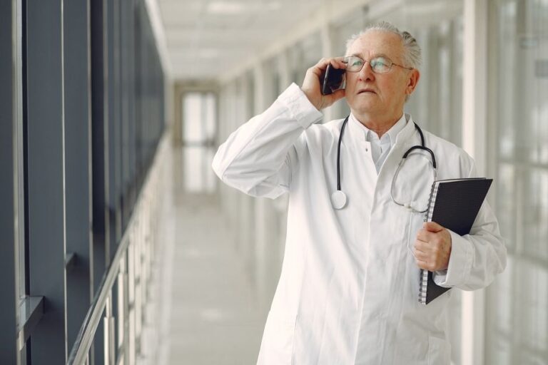 Médico conversando con un hombre mayor en la consulta