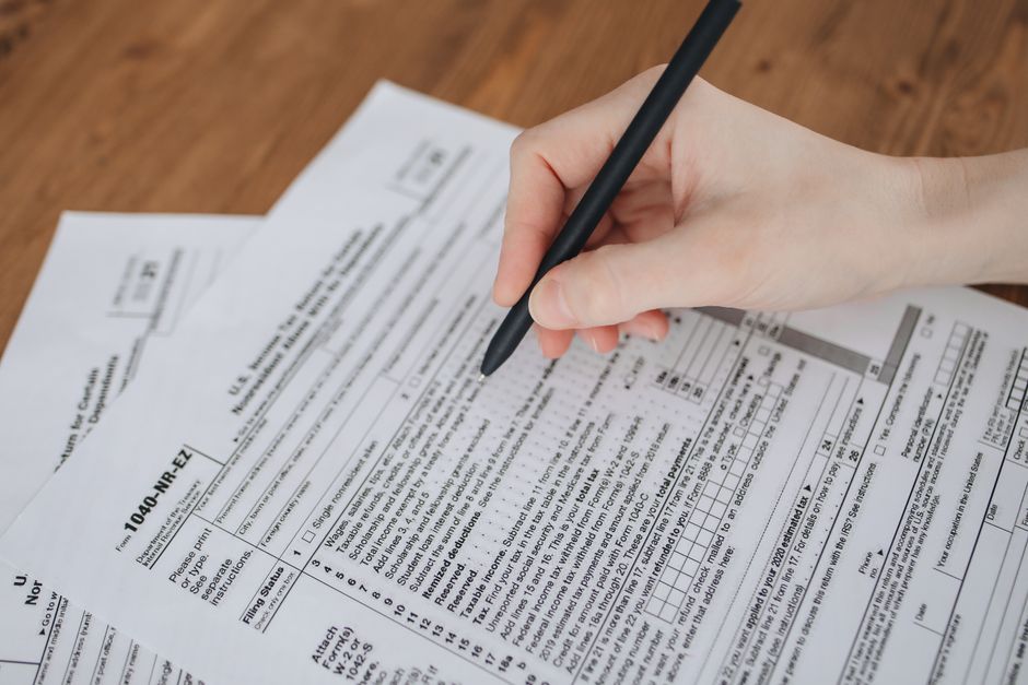 Persona rellenando un formulario de solicitud de dependencia