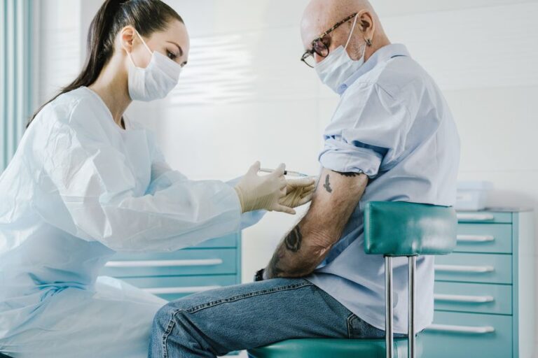 Vacuna de la Gripe 2026-2027 en Mayores: Fechas, Grupos Prioritarios y Dudas Resueltas