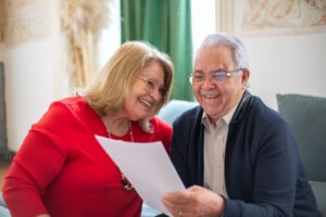 Familiar mayor revisando documentos de la reforma de la dependencia en casa