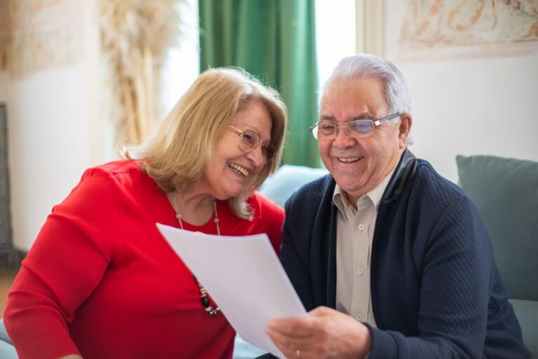 Familiar mayor revisando documentos de la reforma de la dependencia en casa