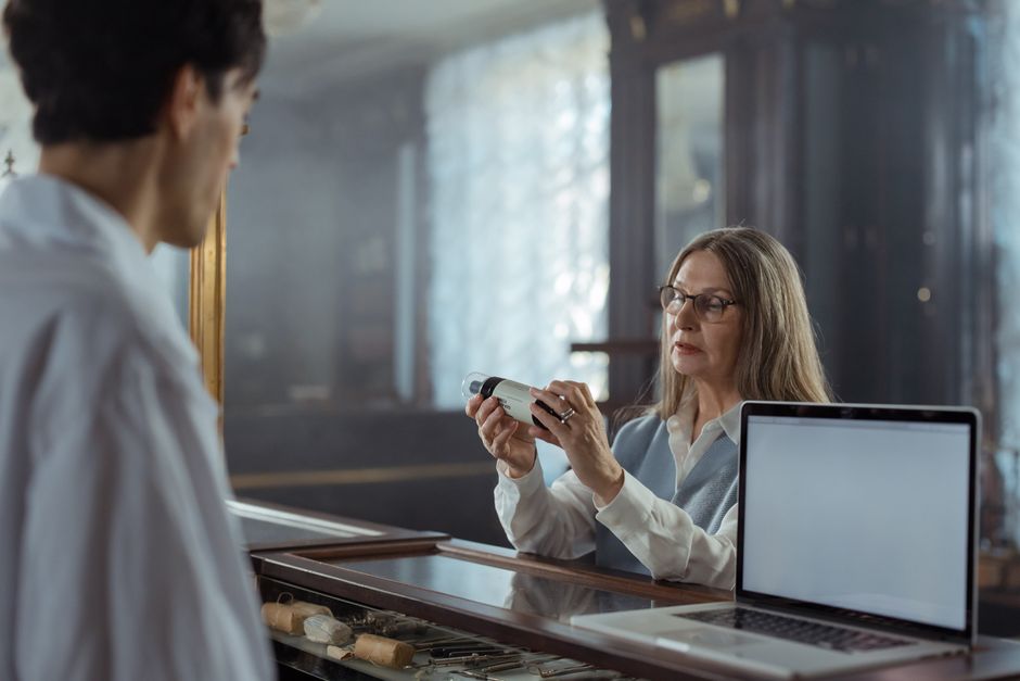 Persona mayor consultando su tratamiento con el farmacéutico